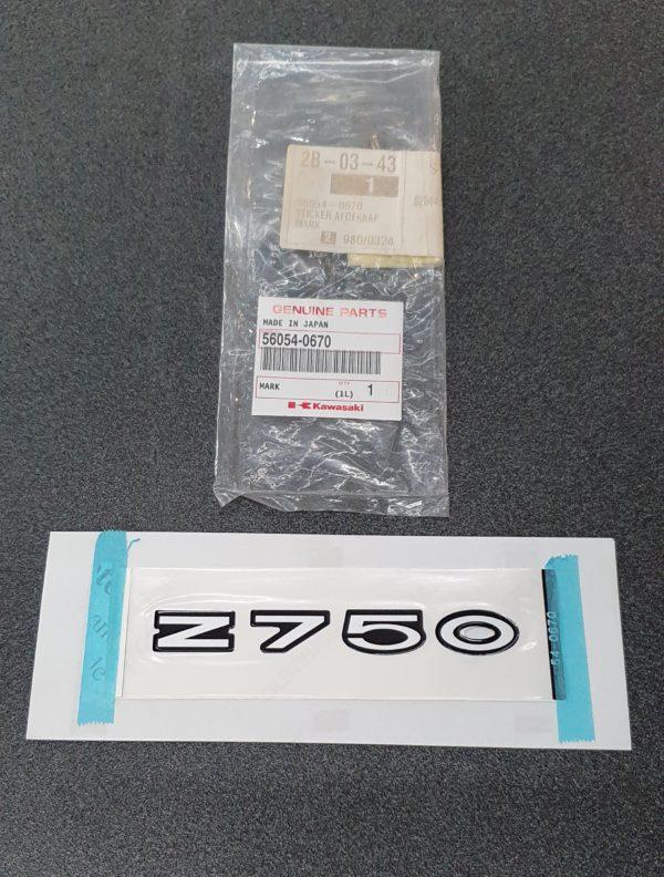 EMBLEMA SCRITTA ADESIVO "Z750" PER CODONE KAWASAKI Z750 - 56054-0670