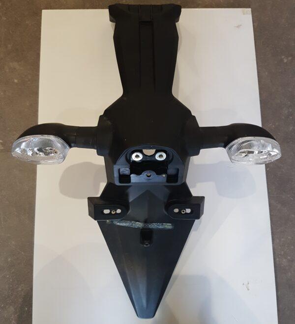 PARAFANGO POSTERIORE PORTATARGA CON FRECCE YAMAHA PER MT-03 YZF-R3 - 1WDF16290100