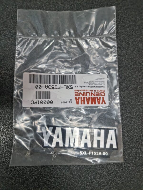 ADESIVO SCRITTA "YAMAHA" PER SCUDO ANTERIORE YAMAHA MAJESTY O ADATTABILE - 5XLF153A0000